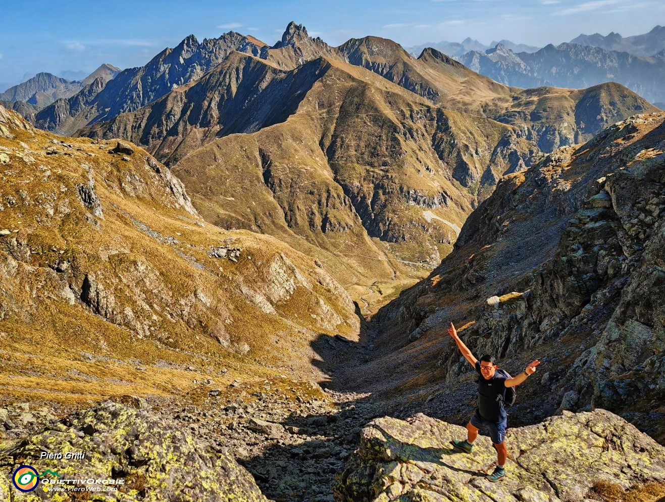24 Alla Bocchetta di Val Pianella (2210 m)con vista verso la conca di Val Salmurano.jpg